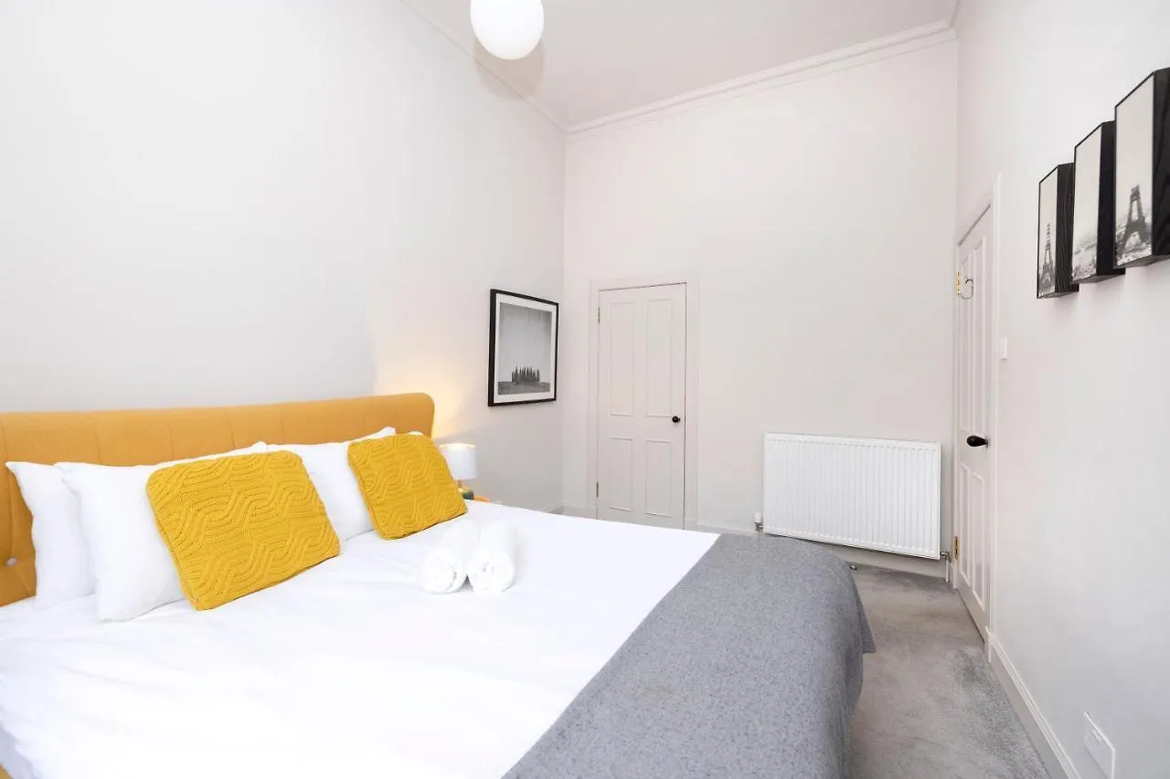 Joivy Sophisticated Apt Near Edinburgh Castle Apartment